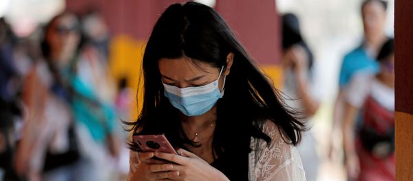 Una mujer lleva una mascarilla para protegerse del coronavirus - Sputnik Mundo