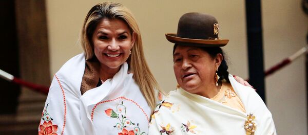 La presidenta interina de Bolivia, Jeanine Áñez, durante un evento con mujeres indígenas bolivianas - Sputnik Mundo