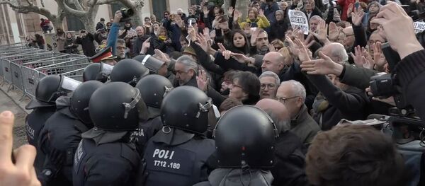 Tensiones frente al Parlament: la 'caída' de Quim Torra provoca disturbios en Cataluña - Sputnik Mundo