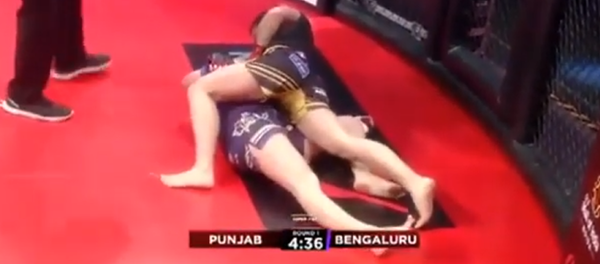 Un hombre salva a una luchadora del agarre mortal de su rival Un hombre salva a una luchadora del agarre mortal de su rival - Sputnik Mundo