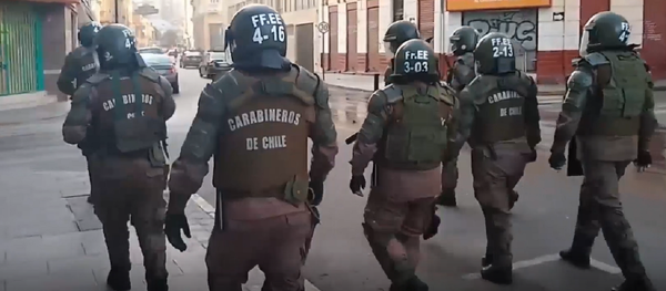 Chile: la Policía usa cañones de agua para dispersar a los manifestantes Chile: la Policía usa cañones de agua para dispersar a los manifestantes - Sputnik Mundo