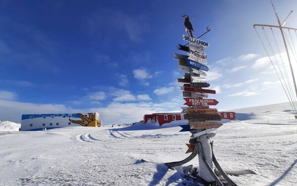 Poste indicador en la Base científica antártica Artigas - Sputnik Mundo
