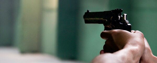 Hombre apuntando con revólver - Sputnik Mundo