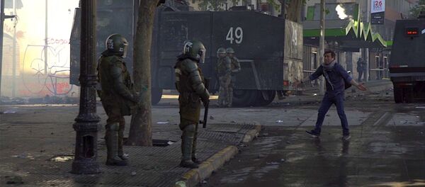 Manifestante frente a policía armada en Chile Manifestante frente a policía armada en Chile - Sputnik Mundo