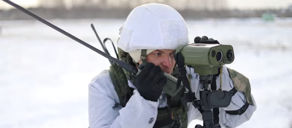 Así ponen a prueba los paracaidistas militares rusos su precisión de tiro  - Sputnik Mundo