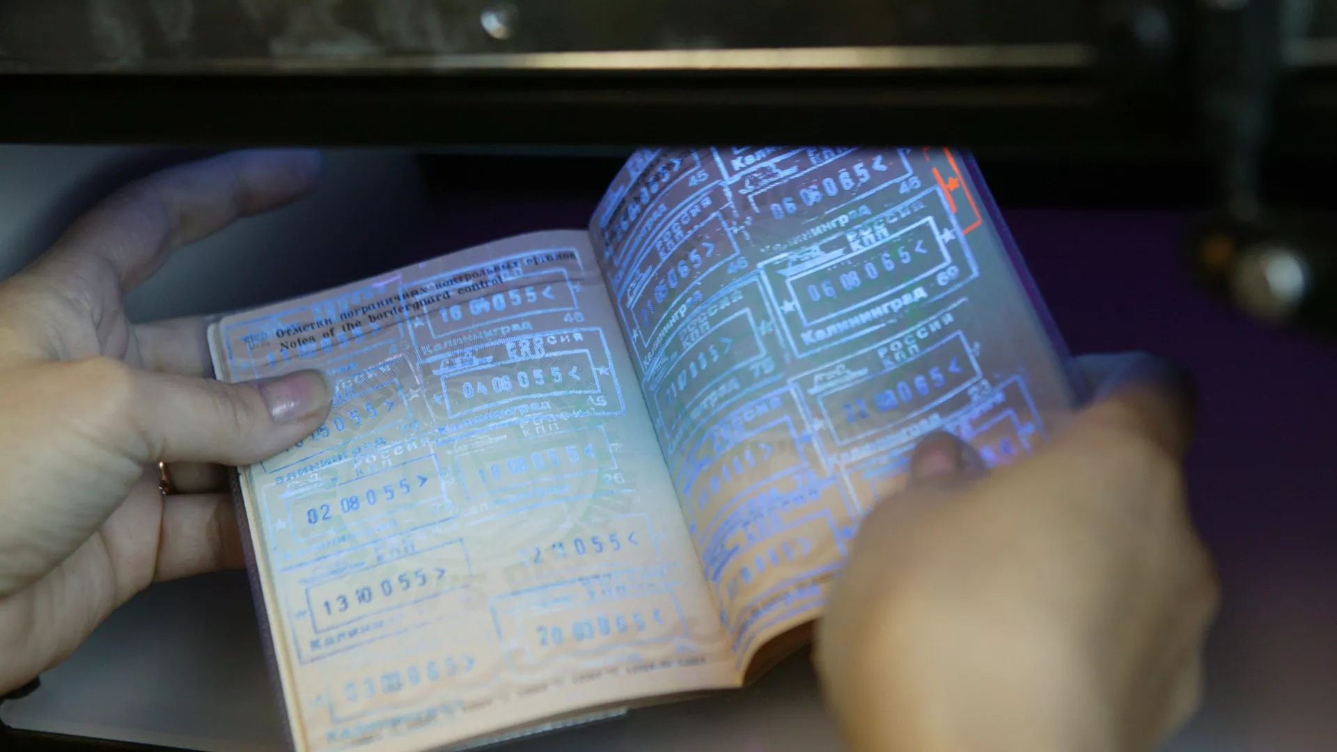 Un pasaporte en el punto de control fronterizo (imagen referencial) Un pasaporte en el punto de control fronterizo (imagen referencial) - Sputnik Mundo, 1920, 28.06.2022