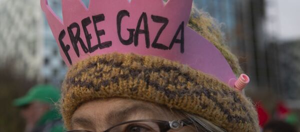 Un manifestante contra Israel lleva una corona frente a la Corte Penal Internacional  - Sputnik Mundo