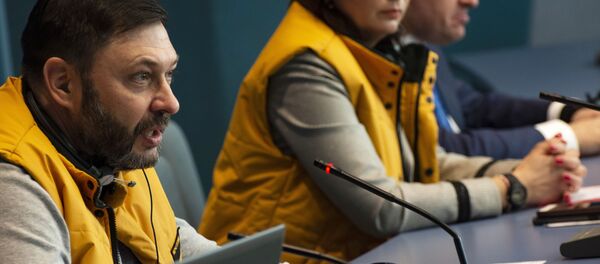 El director ejecutivo del grupo mediático Rossiya Segodnya Kiril Vishinski y la jefa de la oficina de Sputnik en Estonia, Elena Chérisheva - Sputnik Mundo