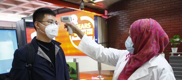 Un pasajero de Beijing es examinado para prevenir la infección por coronavirus en el aeropuerto de Dhaka, Bangladesh Un pasajero de Beijing es examinado para prevenir la infección por coronavirus en el aeropuerto de Dhaka, Bangladesh - Sputnik Mundo
