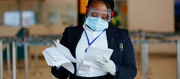 Una empleada del aeropuerto - Sputnik Mundo