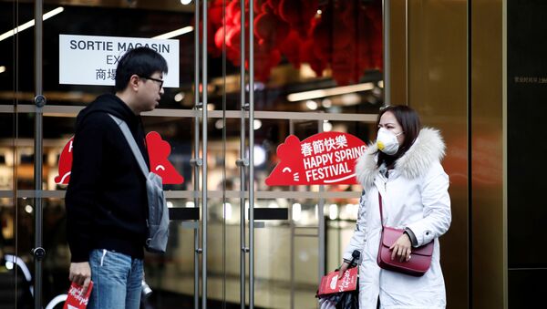 Unos chinas en mascarillas en los grandes almacenes parisinos Galeries Lafayette en París, Francia - Sputnik Mundo