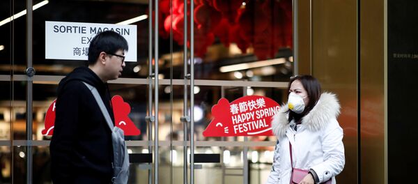 Unos chinas en mascarillas en los grandes almacenes parisinos Galeries Lafayette en París, Francia - Sputnik Mundo