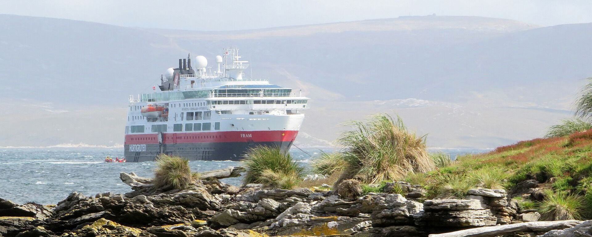 Un crucero cerca de la costa de las Islas Malvinas (Falklands). Imagen referencial - Sputnik Mundo, 1920, 08.06.2022