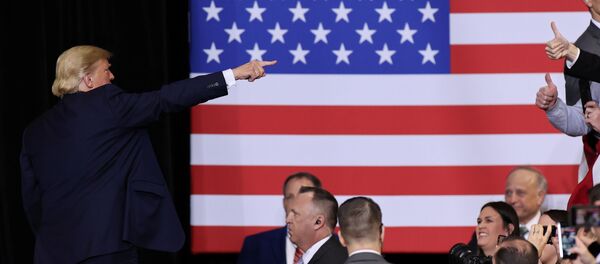 El presidente de EEUU, Donald Trump, y la bandera estadounidense - Sputnik Mundo