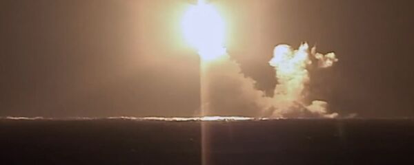 Lanzamiento de prueba de un misil balístico del submarino ruso Kniaz Vladimir de la clase Borei-A - Sputnik Mundo