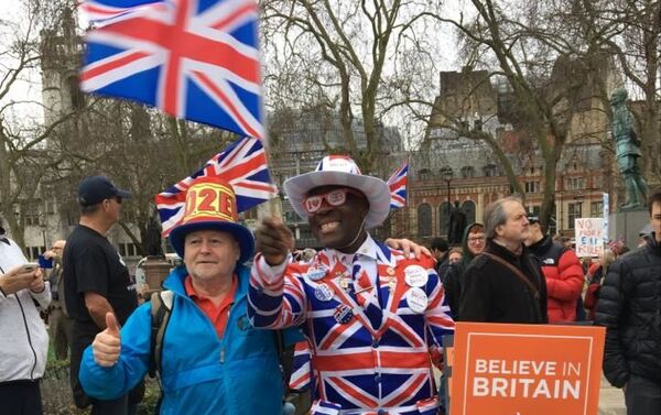 Los partidarios del Brexit se reúnen en el Parliament Square en Londres - Sputnik Mundo