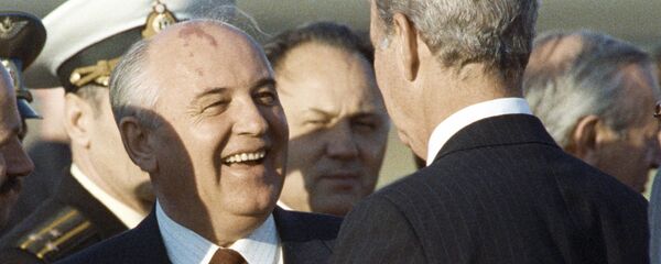 El líder soviético Mijaíl Gorbachov conversa con James Baker, secretario de estado de Estados Unidos (1990) - Sputnik Mundo