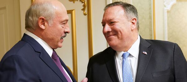 Presidente de Bielorrusia, Alexandr Lukashenko, y secretario de Estado de EEUU, Mike Pompeo - Sputnik Mundo
