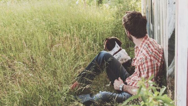 Un hombre con un perro (imagen referencial) - Sputnik Mundo