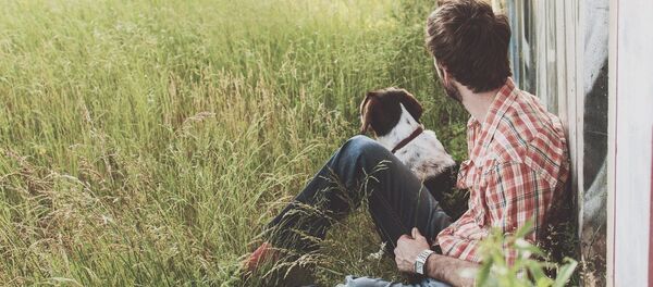 Un hombre con un perro (imagen referencial) - Sputnik Mundo