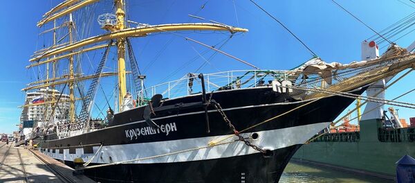 El velero ruso Kruzenshtern llega al puerto de Montevideo - Sputnik Mundo