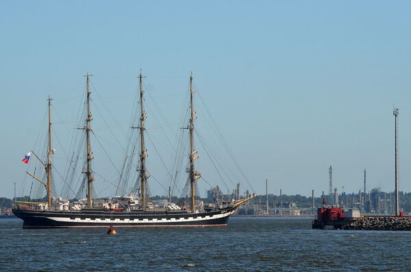 El velero ruso Kruzenshtern llega al puerto de Montevideo | Fotos - Sputnik Mundo