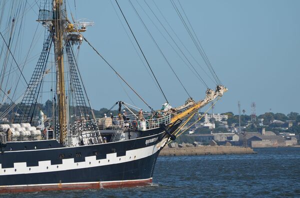 El velero ruso Kruzenshtern llega al puerto de Montevideo | Fotos - Sputnik Mundo