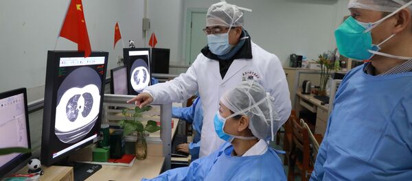Médicos chinos observan los estudios sobre coronavirus - Sputnik Mundo
