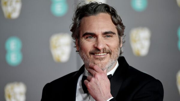 El actor Joaquin Phoenix en la alfombra roja de los premios BAFTA - Sputnik Mundo