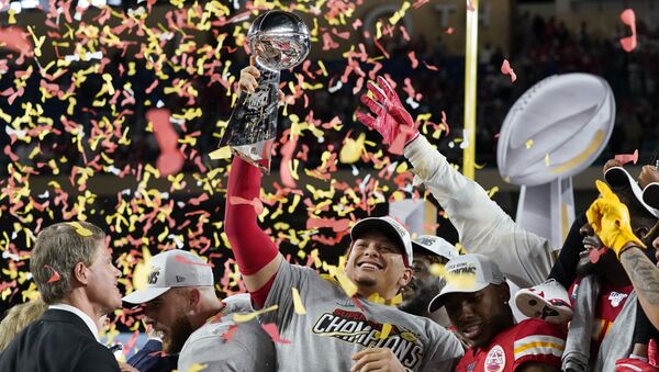 Patrick Mahomes de los Kansas City Chiefs con el trofeo Vince Lombardi  - Sputnik Mundo