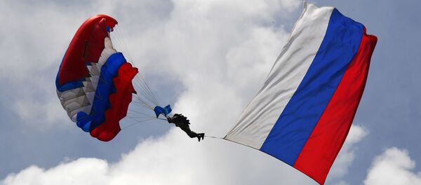 Un paracaidista de las Forzas Aerotransportadas de Rusia - Sputnik Mundo