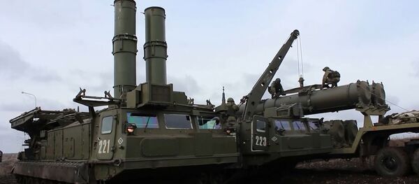 Militares rusos prueban los nuevos sistemas antiaéreos S-300V4 - Sputnik Mundo