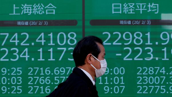 Los números de Shanghai Composite en una pantalla en Tokio, Japón - Sputnik Mundo