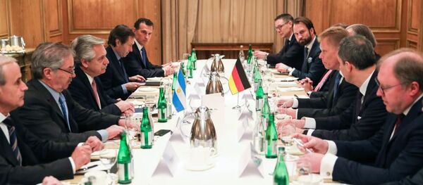 Alberto Fernández, presidente de Argentina, en la reunión con líderes de empresas alemanas en Berlín - Sputnik Mundo