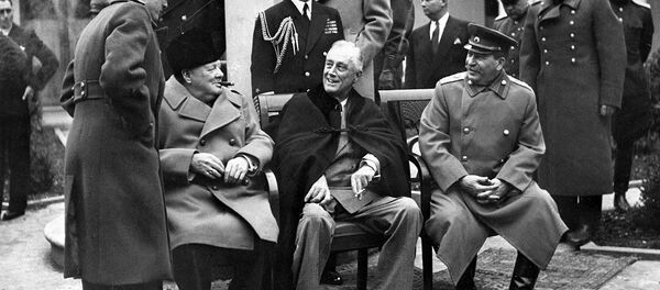 El primer ministro británico, Winston Chrchill, el presidente de EEUU, Franklin Roosevelt, y el líder soviético Iósif Stalin en Yalta (febrero de 1945) - Sputnik Mundo