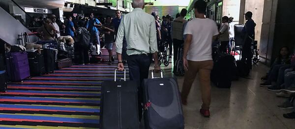 Pasajeros en el aeropuerto internacional Simón Bolívar de Maiquetía - Sputnik Mundo