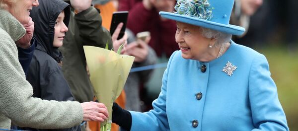 La reina Isabel II de Inglaterra en su primera aparición oficial depués de que su nieto, Enrique, y su esposa, Meghan, anunciaran que renunciaban a sus deberes reales - Sputnik Mundo