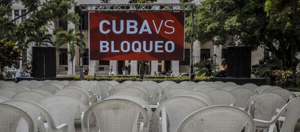 Una pancarta contra el bloqueo de EEUU a Cuba - Sputnik Mundo
