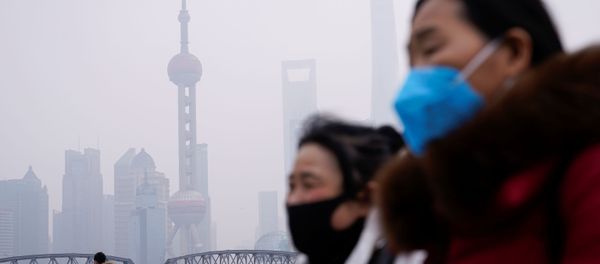Personas con mascarillas en Shangái, China - Sputnik Mundo