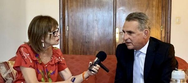 Periodista de Sputnik Telma Luzzani y el ministro de Defensa argentino, Agustín Rossi - Sputnik Mundo