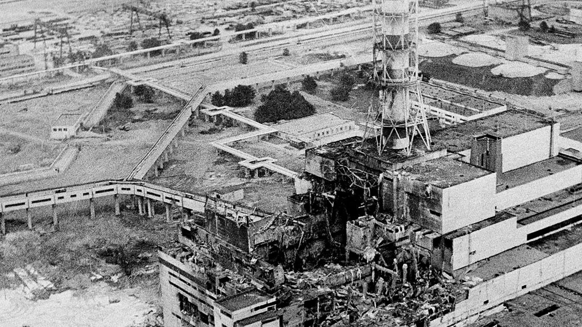 Vista de la central nuclear de Chernóbil días después del accidente, 1986