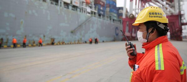 Un chino con una mascarilla - Sputnik Mundo