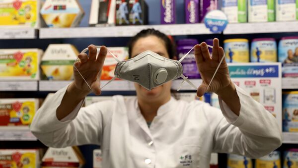 Una mascarilla especial en una farmacia de Barcelona, España - Sputnik Mundo