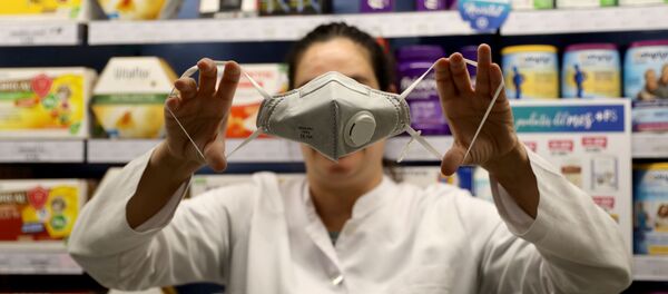 Una mascarilla especial en una farmacia de Barcelona, España - Sputnik Mundo