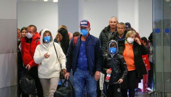 Los pasajeros con mascarillas de China - Sputnik Mundo