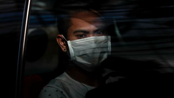 Un filipino con una mascarilla Un filipino con una mascarilla - Sputnik Mundo