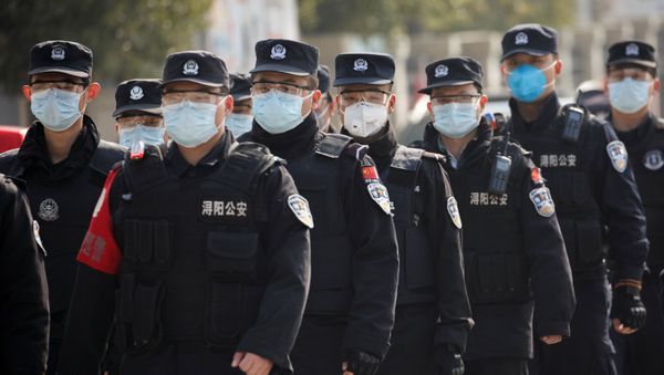 Personal de seguridad chino con mascarillas Personal de seguridad chino con mascarillas - Sputnik Mundo