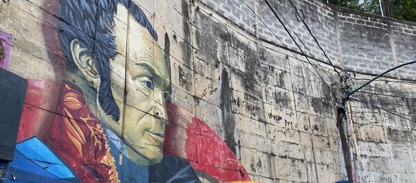 Mural de Simón Bolívar en el barrio de Chapellín, obra de Comando Creativo - Sputnik Mundo