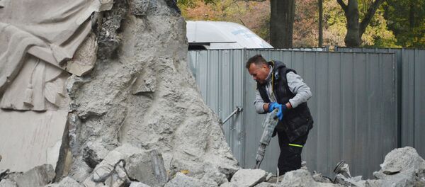 Demolición de un monumento a los soldados del Ejército Rojo en Varsovia, Polonia Demolición de un monumento a los soldados del Ejército Rojo en Varsovia, Polonia - Sputnik Mundo