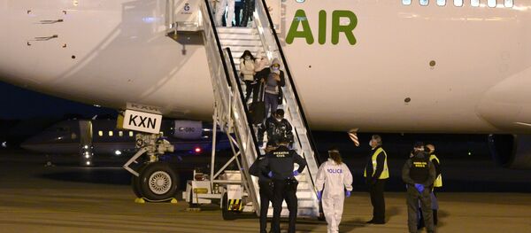 Los repatriados españoles llegan al aeropuerto de Torrejón de Ardoz desde Wuhan - Sputnik Mundo